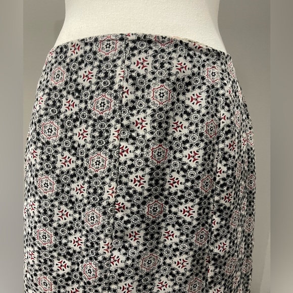 ✨✨Women’s Knee Length Skirt ✨✨ - Picture 3 of 6